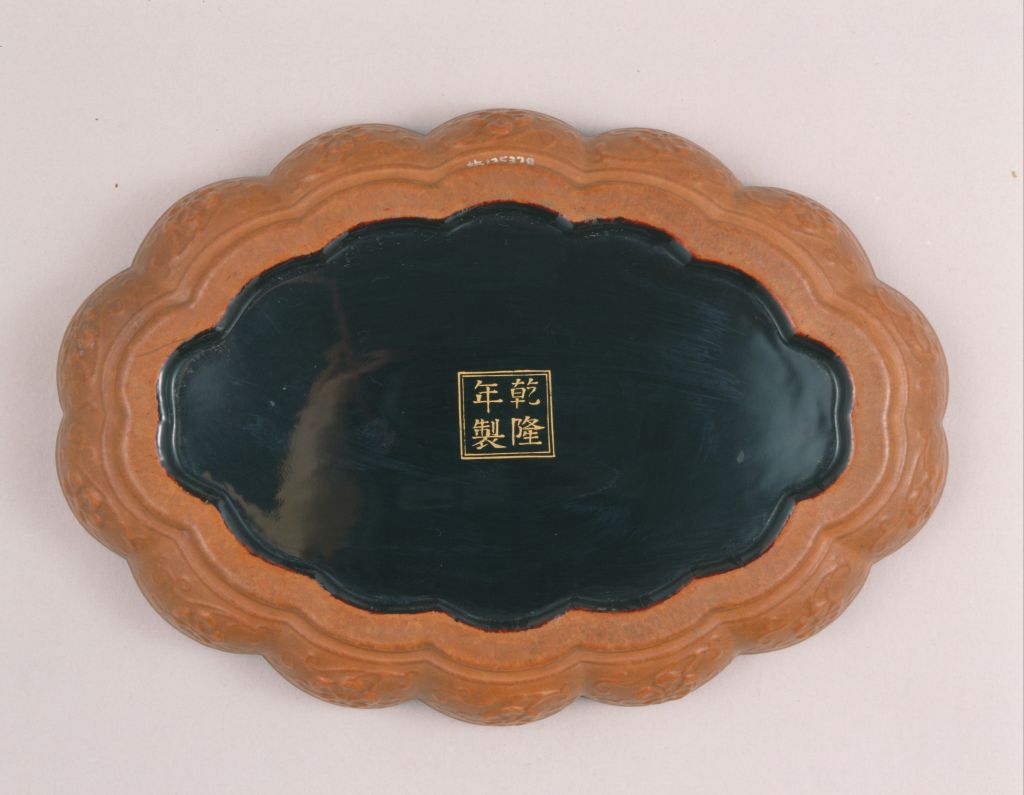 图片[4]-Pao made lacquered chrysanthemum petal plate with lotus pattern-China Archive